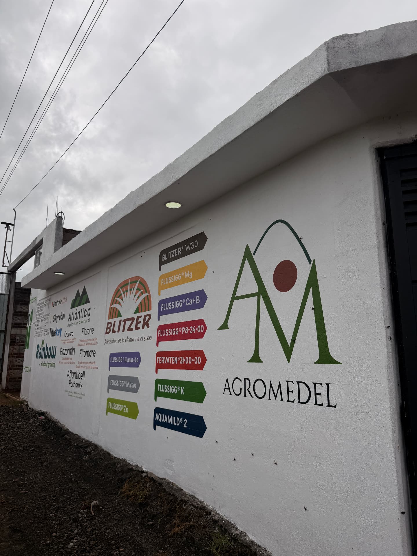 Fachada de Agromedel Umécuaro con los nombres de sus productos